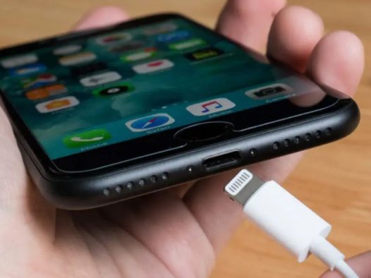 苹果手机(iPhone)充电口进了水分或液体怎么办，苹果手机充电口如何干燥